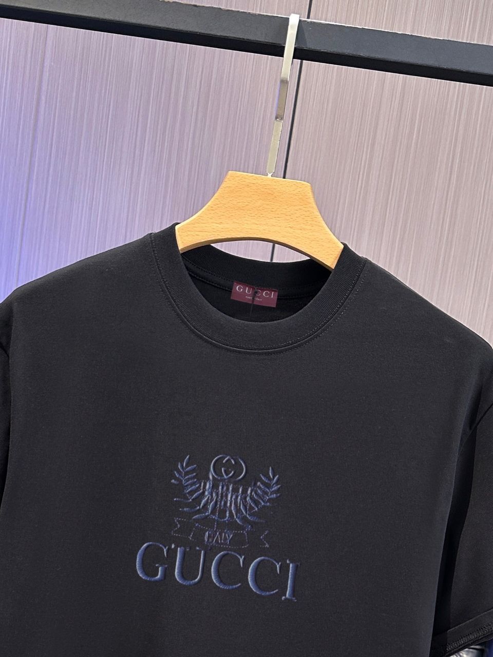 P65 GUCCI古奇 刺绣款 2026春夏经典圆领短袖T恤采用280克双纱精棉，衣服偏厚使整体高透气和柔软性，高版本，三标齐全！男女同款 颜色：白色 黑色 杏色 灰色 -尺码：S M L Xl