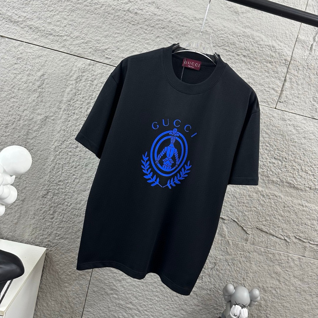 P75 Gu* 古驰* 2026春夏新款 双G胸前Gucci字母. 植绒工艺 短袖T恤 定制双纱平纹纯棉面料 男女同款 颜色：黑色 白色 尺码： S （90-130斤） M （120-150斤） L （140-165斤） XL （160-180斤） XXL （180-210斤）