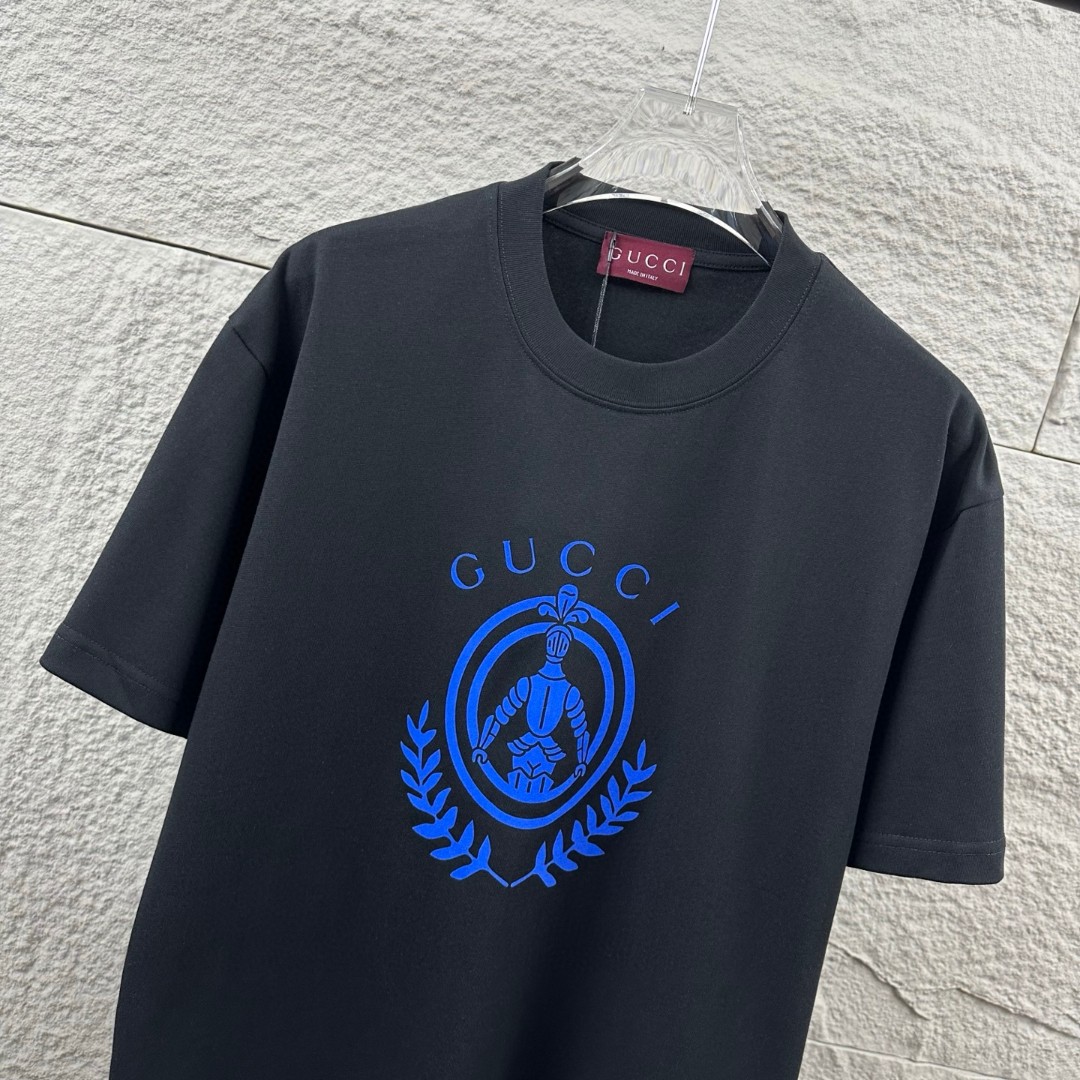P75 Gu* 古驰* 2026春夏新款 双G胸前Gucci字母. 植绒工艺 短袖T恤 定制双纱平纹纯棉面料 男女同款 颜色：黑色 白色 尺码： S （90-130斤） M （120-150斤） L （140-165斤） XL （160-180斤） XXL （180-210斤）