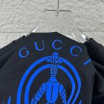 P75 Gu* 古驰* 2026春夏新款 双G胸前Gucci字母. 植绒工艺 短袖T恤 定制双纱平纹纯棉面料 男女同款 颜色：黑色 白色 尺码： S （90-130斤） M （120-150斤） L （140-165斤） XL （160-180斤） XXL （180-210斤）