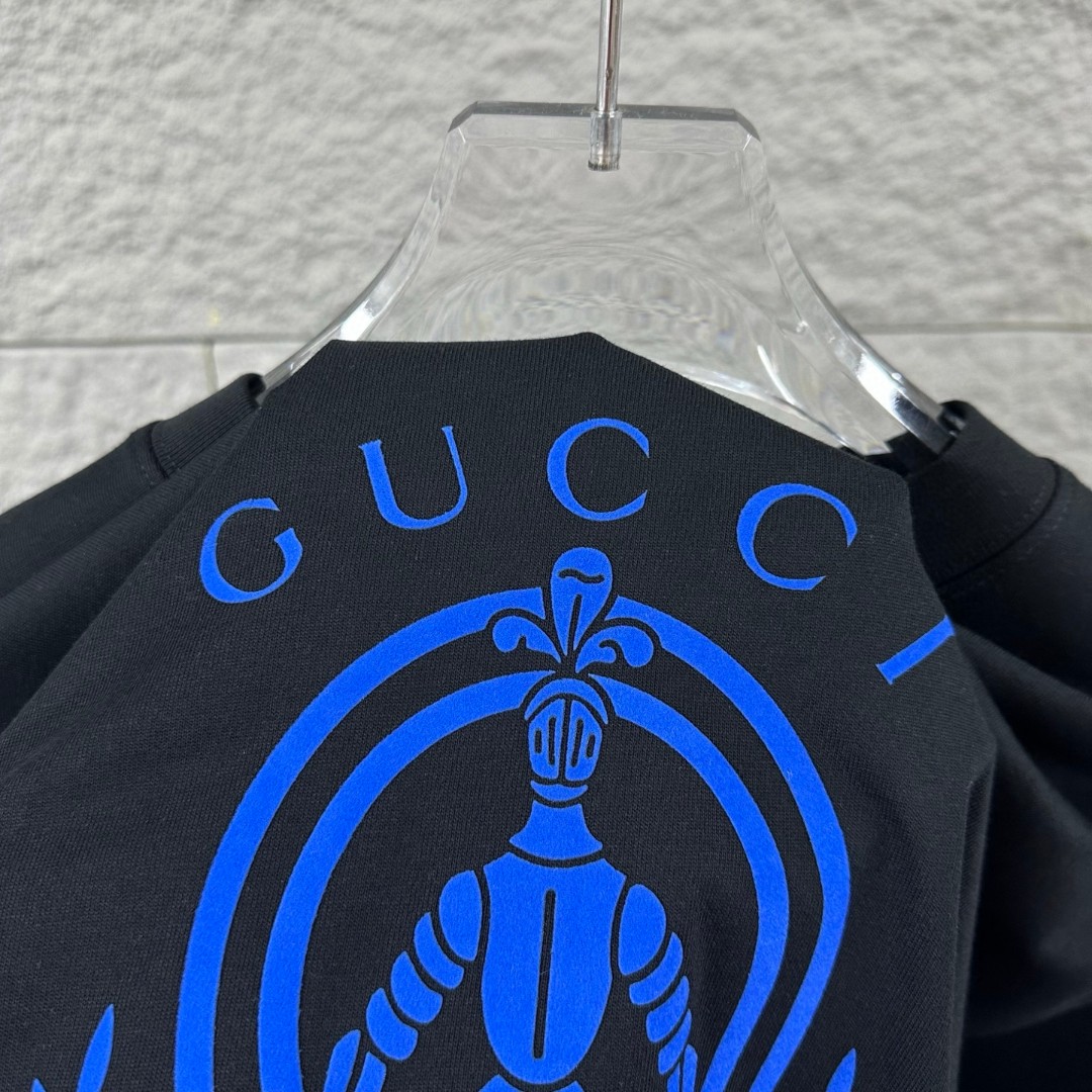 P75 Gu* 古驰* 2026春夏新款 双G胸前Gucci字母. 植绒工艺 短袖T恤 定制双纱平纹纯棉面料 男女同款 颜色：黑色 白色 尺码： S （90-130斤） M （120-150斤） L （140-165斤） XL （160-180斤） XXL （180-210斤）