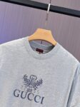 P65 GUCCI古奇 刺绣款 2026春夏经典圆领短袖T恤采用280克双纱精棉，衣服偏厚使整体高透气和柔软性，高版本，三标齐全！男女同款 颜色：白色 黑色 杏色 灰色 -尺码：S M L Xl