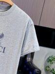 P65 GUCCI古奇 刺绣款 2026春夏经典圆领短袖T恤采用280克双纱精棉，衣服偏厚使整体高透气和柔软性，高版本，三标齐全！男女同款 颜色：白色 黑色 杏色 灰色 -尺码：S M L Xl
