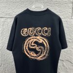 weigou_207178_9_8c25c6c7d0 P80 Gu* 古驰* 2026春夏新款 双G胸前Gucci字母. 刺绣+烫画工艺 短袖T恤 定制双纱平纹纯棉面料 男女同款 颜色:黑色 杏色 尺码: S (90-130斤) M (120-150斤) L (140-165斤) XL (160-180斤) XXL (180-210斤)