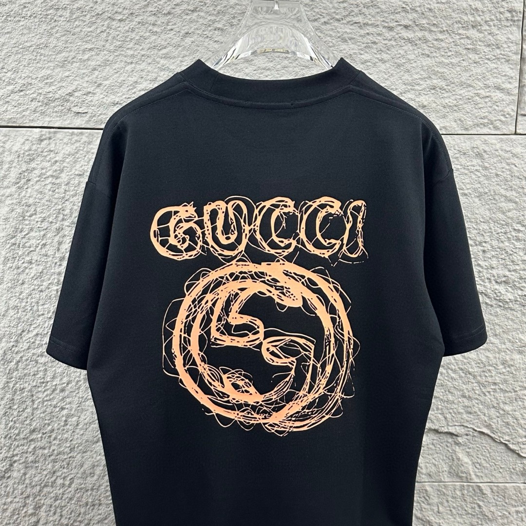 weigou_207178_9_8c25c6c7d0 P80 Gu* 古驰* 2026春夏新款 双G胸前Gucci字母. 刺绣+烫画工艺 短袖T恤 定制双纱平纹纯棉面料 男女同款 颜色:黑色 杏色 尺码: S (90-130斤) M (120-150斤) L (140-165斤) XL (160-180斤) XXL (180-210斤)
