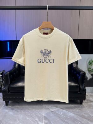 P65 GUCCI古奇 刺绣款 2026春夏经典圆领短袖T恤采用280克双纱精棉，衣服偏厚使整体高透气和柔软性，高版本，三标齐全！男女同款 颜色：白色 黑色 杏色 灰色 -尺码：S M L Xl
