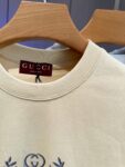 P65 GUCCI古奇 刺绣款 2026春夏经典圆领短袖T恤采用280克双纱精棉，衣服偏厚使整体高透气和柔软性，高版本，三标齐全！男女同款 颜色：白色 黑色 杏色 灰色 -尺码：S M L Xl