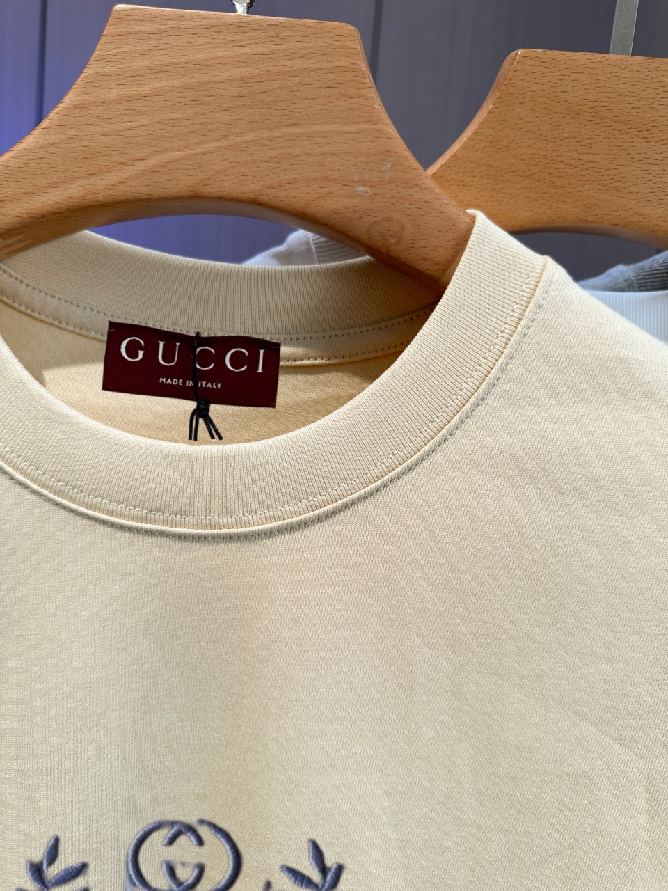 P65 GUCCI古奇 刺绣款 2026春夏经典圆领短袖T恤采用280克双纱精棉，衣服偏厚使整体高透气和柔软性，高版本，三标齐全！男女同款 颜色：白色 黑色 杏色 灰色 -尺码：S M L Xl