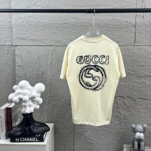 P80 Gu* 古驰* 2026春夏新款 双G胸前Gucci字母. 刺绣+烫画工艺 短袖T恤 定制双纱平纹纯棉面料 男女同款 颜色：黑色 杏色 尺码： S （90-130斤） M （120-150斤） L （140-165斤） XL （160-180斤） XXL （180-210斤）