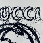 weigou_207250_10_6226755e6b P80 Gu* 古驰* 2026春夏新款 双G胸前Gucci字母. 刺绣+烫画工艺 短袖T恤 定制双纱平纹纯棉面料 男女同款 颜色:黑色 杏色 尺码: S (90-130斤) M (120-150斤) L (140-165斤) XL (160-180斤) XXL (180-210斤)