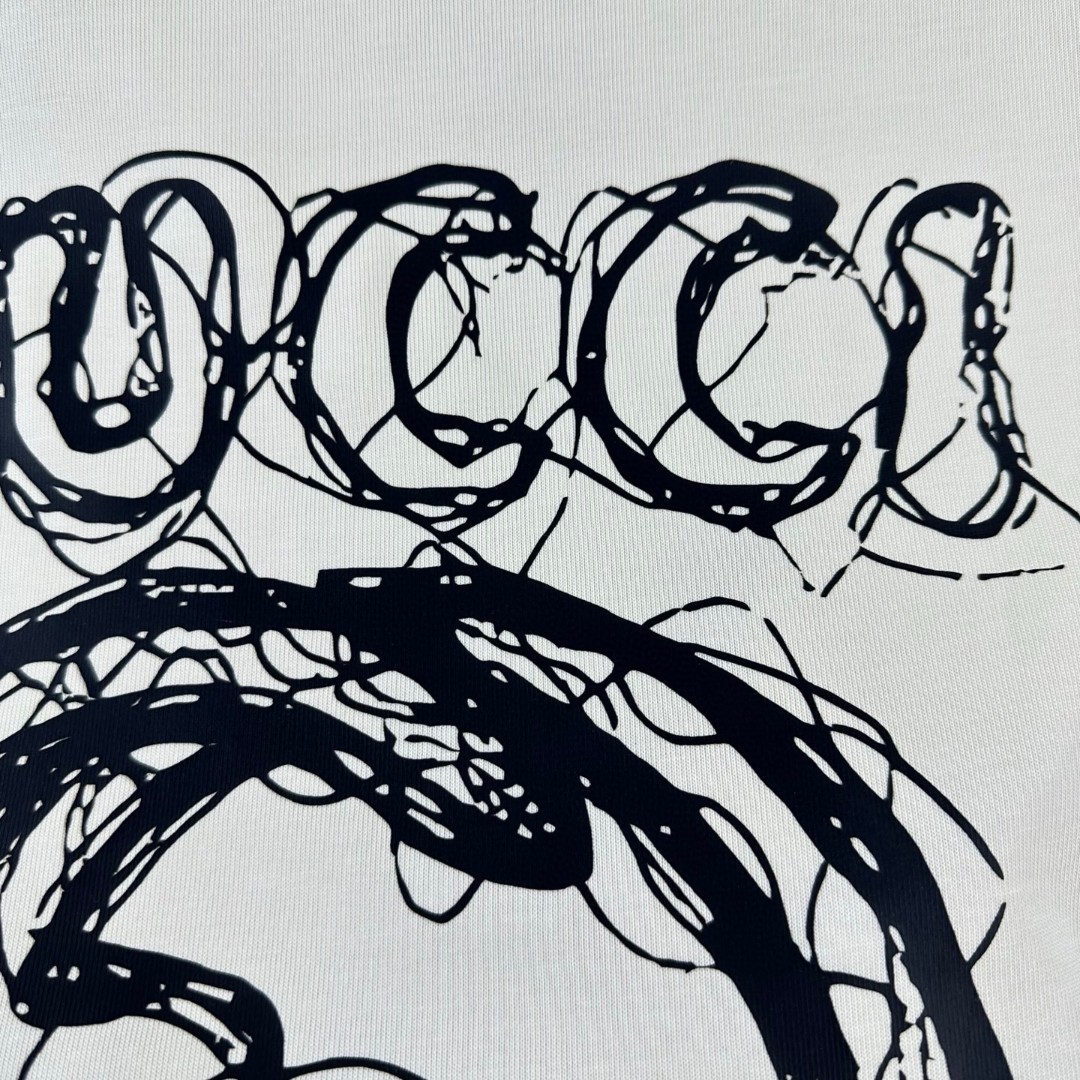 weigou_207250_10_6226755e6b P80 Gu* 古驰* 2026春夏新款 双G胸前Gucci字母. 刺绣+烫画工艺 短袖T恤 定制双纱平纹纯棉面料 男女同款 颜色:黑色 杏色 尺码: S (90-130斤) M (120-150斤) L (140-165斤) XL (160-180斤) XXL (180-210斤)