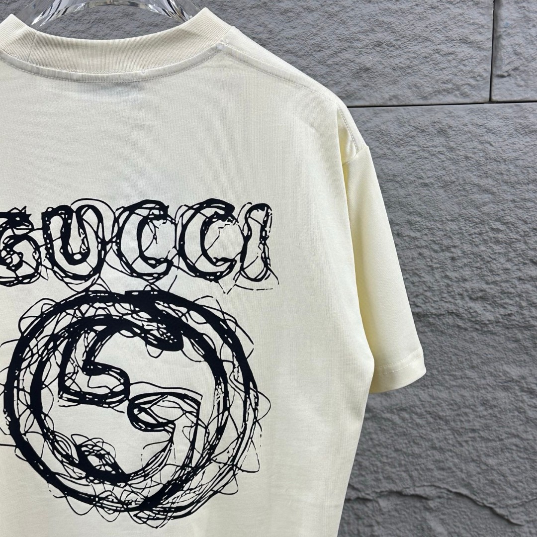 weigou_207250_11_db6380a7c0 P80 Gu* 古驰* 2026春夏新款 双G胸前Gucci字母. 刺绣+烫画工艺 短袖T恤 定制双纱平纹纯棉面料 男女同款 颜色:黑色 杏色 尺码: S (90-130斤) M (120-150斤) L (140-165斤) XL (160-180斤) XXL (180-210斤)