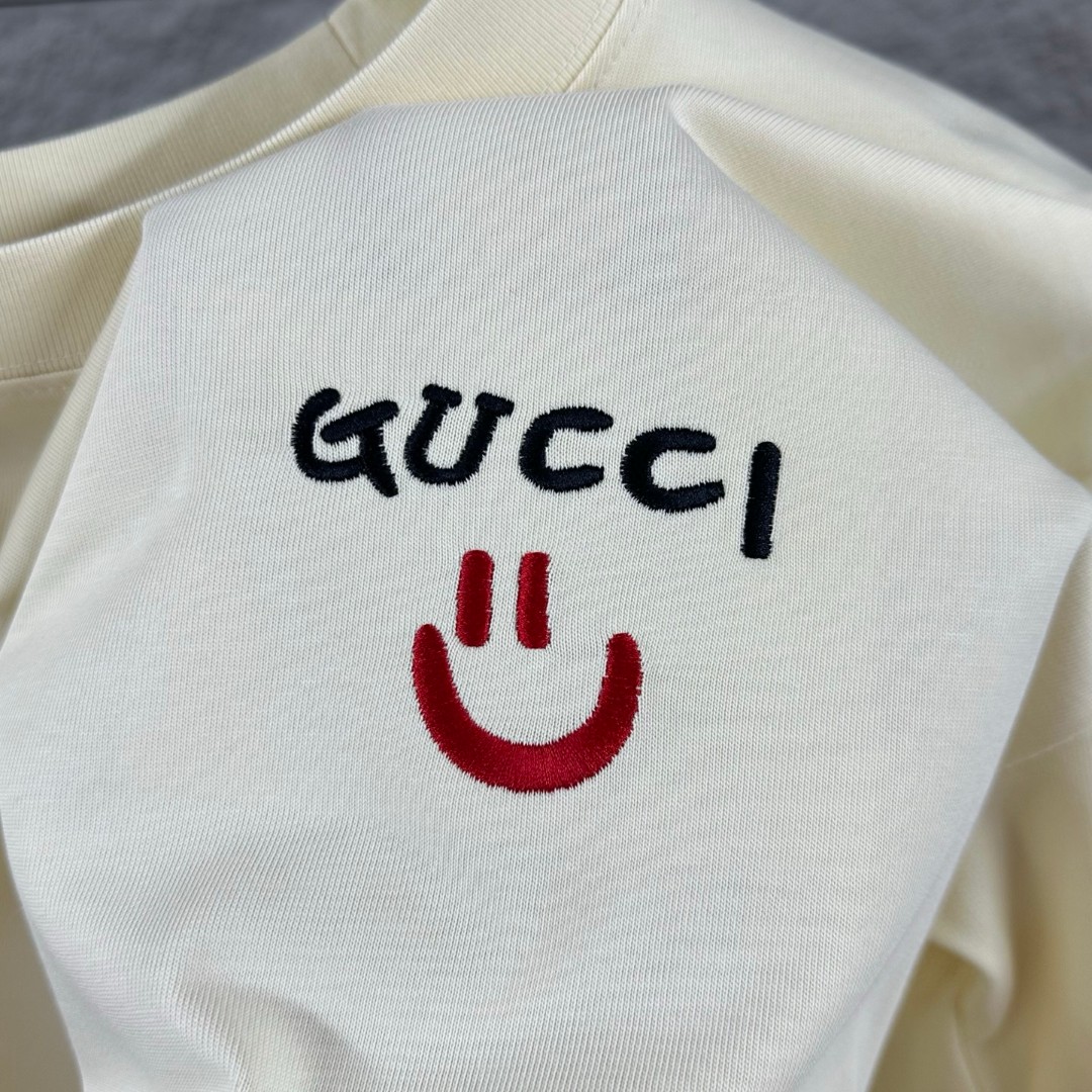 weigou_207250_3_48dd5e52bf P80 Gu* 古驰* 2026春夏新款 双G胸前Gucci字母. 刺绣+烫画工艺 短袖T恤 定制双纱平纹纯棉面料 男女同款 颜色:黑色 杏色 尺码: S (90-130斤) M (120-150斤) L (140-165斤) XL (160-180斤) XXL (180-210斤)