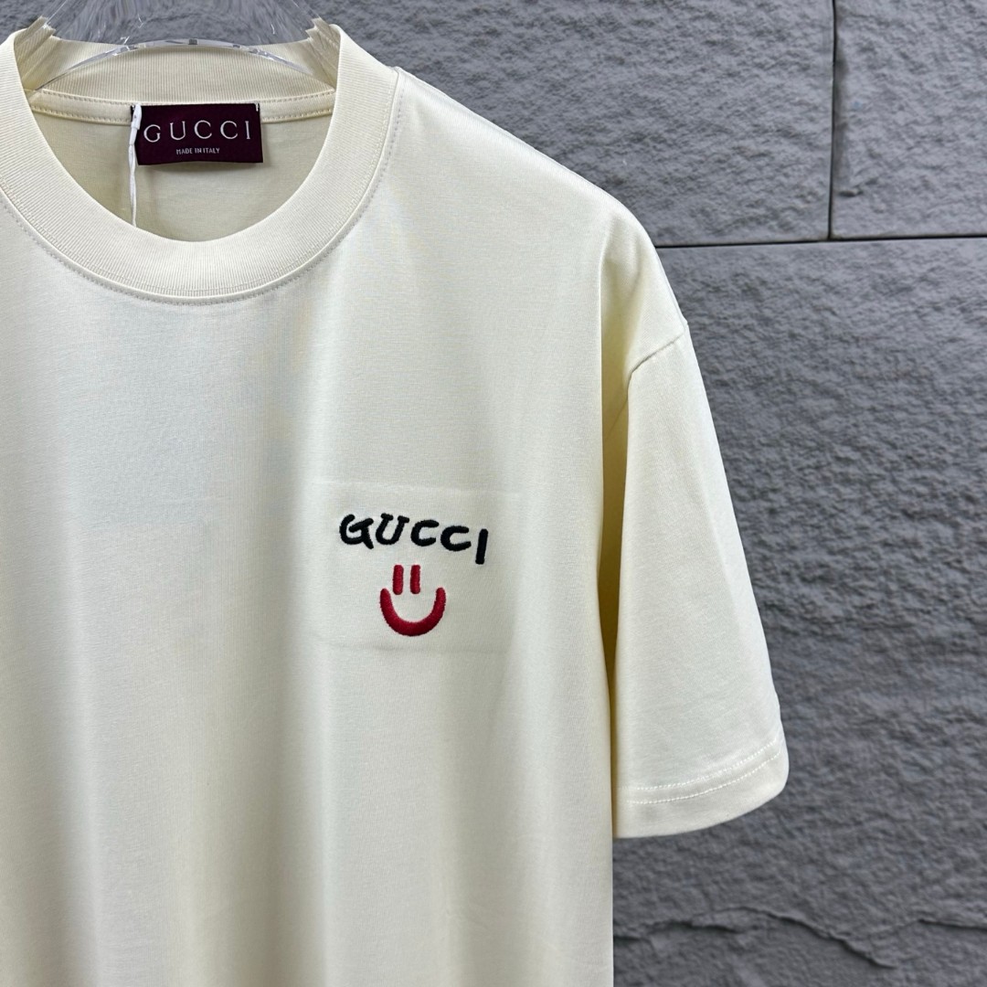 weigou_207250_7_2ac00fa2f2 P80 Gu* 古驰* 2026春夏新款 双G胸前Gucci字母. 刺绣+烫画工艺 短袖T恤 定制双纱平纹纯棉面料 男女同款 颜色:黑色 杏色 尺码: S (90-130斤) M (120-150斤) L (140-165斤) XL (160-180斤) XXL (180-210斤)
