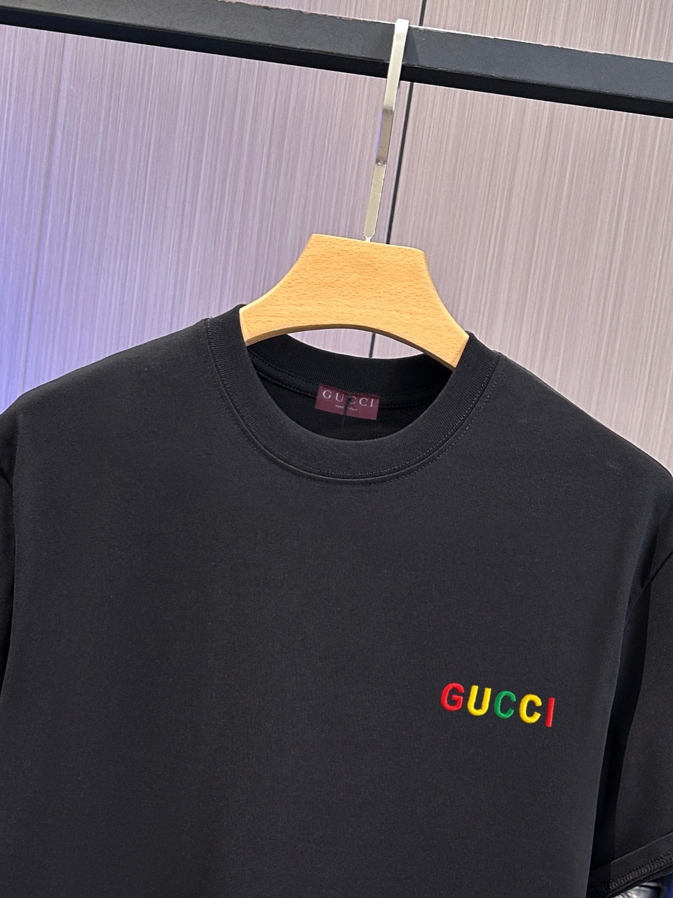 P65 GUCCI古奇 刺绣款 2026春夏经典圆领短袖T恤采用280克双纱精棉，衣服偏厚使整体高透气和柔软性，高版本，三标齐全！男女同款 颜色：白色 黑色 杏色 灰色 -尺码：S M L Xl