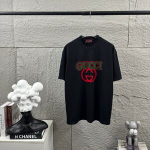 P80 Gu* 古驰* 2026春夏新款 双G胸前Gucci字母. 植绒工艺 短袖T恤 定制双纱平纹纯棉面料 男女同款 颜色：黑色 白色 杏色 尺码： S （90-130斤） M （120-150斤） L （140-165斤） XL （160-180斤） XXL （180-210斤）