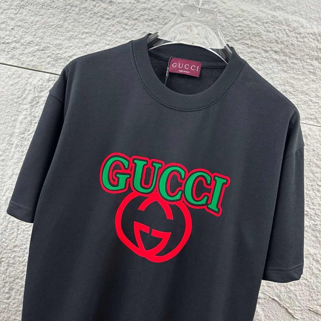 weigou_207332_2_d845edb7ec P80 Gu* 古驰* 2026春夏新款 双G胸前Gucci字母. 植绒工艺 短袖T恤 定制双纱平纹纯棉面料 男女同款 颜色:黑色 白色 杏色 尺码: S (90-130斤) M (120-150斤) L (140-165斤) XL (160-180斤) XXL (180-210斤)