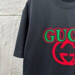 weigou_207332_4_1d98aa600c P80 Gu* 古驰* 2026春夏新款 双G胸前Gucci字母. 植绒工艺 短袖T恤 定制双纱平纹纯棉面料 男女同款 颜色:黑色 白色 杏色 尺码: S (90-130斤) M (120-150斤) L (140-165斤) XL (160-180斤) XXL (180-210斤)