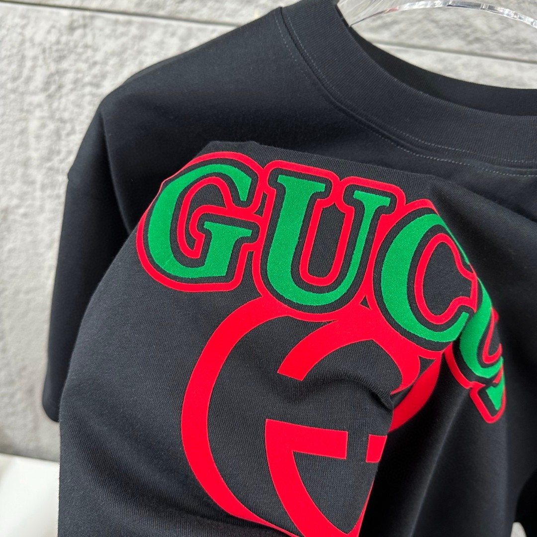 weigou_207332_8_9b91f02849 P80 Gu* 古驰* 2026春夏新款 双G胸前Gucci字母. 植绒工艺 短袖T恤 定制双纱平纹纯棉面料 男女同款 颜色:黑色 白色 杏色 尺码: S (90-130斤) M (120-150斤) L (140-165斤) XL (160-180斤) XXL (180-210斤)