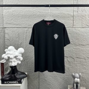 P75 Gu* 古驰* 2026春夏新款 双G胸前Gucci字母. 刺绣工艺 短袖T恤 定制双纱平纹纯棉面料 男女同款 颜色：黑色 白色 花灰色 尺码： S （90-130斤） M （120-150斤） L （140-165斤） XL （160-180斤） XXL （180-210斤）