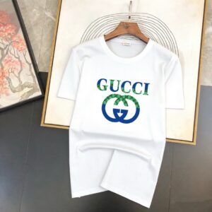 P70 品牌： 古奇 (胖子福音)原单男士休闲短袖T恤，2026春夏新品，定制胸前顶级logo 工艺、搭配整件细节 品质及剪裁设计都堪称一流，定制进口丝光棉面料！型格十足，配色轻熟百搭。M-5XL(穿到220斤)