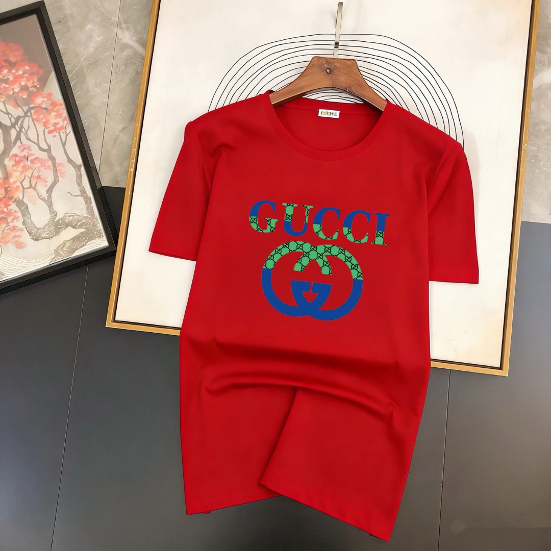 P70 品牌： 古奇 (胖子福音)原单男士休闲短袖T恤，2026春夏新品，定制胸前顶级logo 工艺、搭配整件细节 品质及剪裁设计都堪称一流，定制进口丝光棉面料！型格十足，配色轻熟百搭。M-5XL(穿到220斤)
