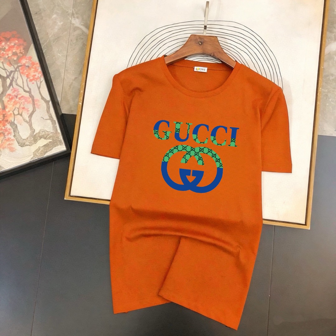 P70 品牌： 古奇 (胖子福音)原单男士休闲短袖T恤，2026春夏新品，定制胸前顶级logo 工艺、搭配整件细节 品质及剪裁设计都堪称一流，定制进口丝光棉面料！型格十足，配色轻熟百搭。M-5XL(穿到220斤)