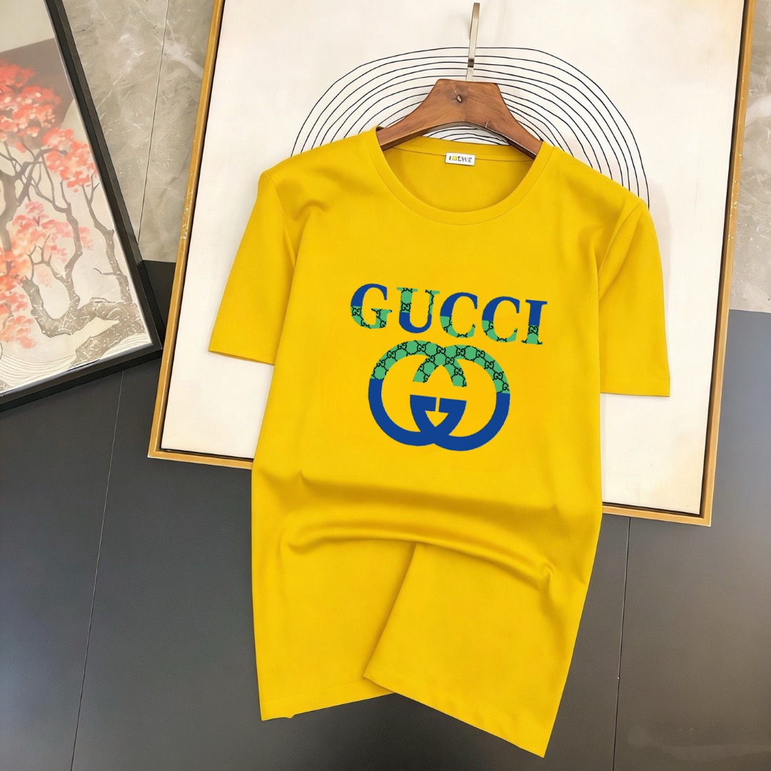 P70 品牌： 古奇 (胖子福音)原单男士休闲短袖T恤，2026春夏新品，定制胸前顶级logo 工艺、搭配整件细节 品质及剪裁设计都堪称一流，定制进口丝光棉面料！型格十足，配色轻熟百搭。M-5XL(穿到220斤)