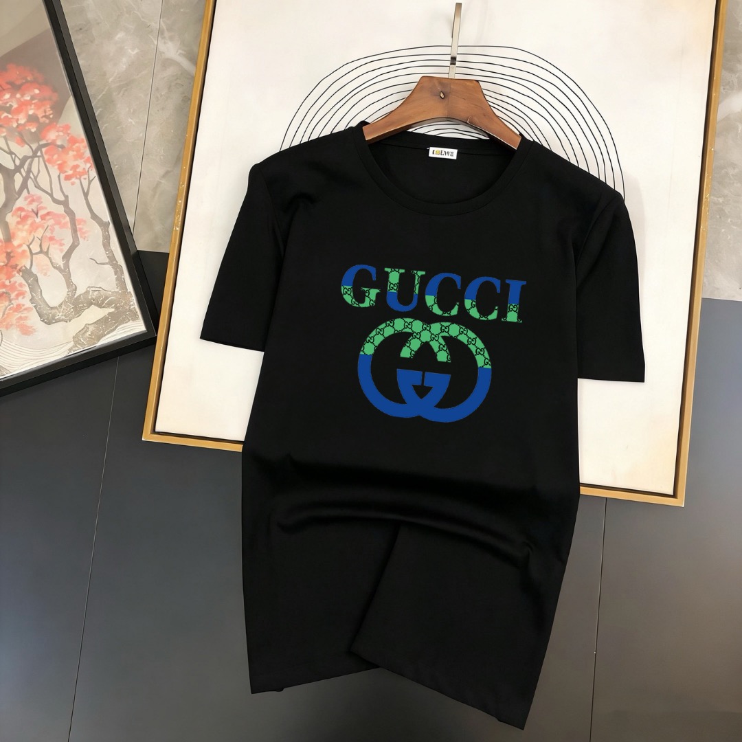 P70 品牌： 古奇 (胖子福音)原单男士休闲短袖T恤，2026春夏新品，定制胸前顶级logo 工艺、搭配整件细节 品质及剪裁设计都堪称一流，定制进口丝光棉面料！型格十足，配色轻熟百搭。M-5XL(穿到220斤)