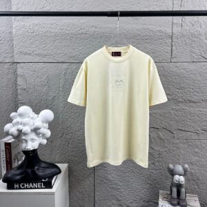P75 Gu* 古驰* 2026春夏新款 双G胸前Gucci字母. 刺绣工艺 短袖T恤 定制双纱平纹纯棉面料 男女同款 颜色：黑色 杏色 花灰色 尺码： S （90-130斤） M （120-150斤） L （140-165斤） XL （160-180斤） XXL （180-210斤）