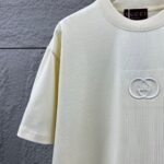 weigou_207399_1_87d48f95bf P75 Gu* 古驰* 2026春夏新款 双G胸前Gucci字母. 刺绣工艺 短袖T恤 定制双纱平纹纯棉面料 男女同款 颜色:黑色 杏色 花灰色 尺码: S (90-130斤) M (120-150斤) L (140-165斤) XL (160-180斤) XXL (180-210斤)