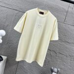 weigou_207399_5_577b3e86a6 P75 Gu* 古驰* 2026春夏新款 双G胸前Gucci字母. 刺绣工艺 短袖T恤 定制双纱平纹纯棉面料 男女同款 颜色:黑色 杏色 花灰色 尺码: S (90-130斤) M (120-150斤) L (140-165斤) XL (160-180斤) XXL (180-210斤)