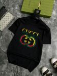 P70 品牌： 古奇 (胖子福音)原单男士休闲短袖T恤，2026春夏新品，定制胸前顶级logo 工艺、搭配整件细节 品质及剪裁设计都堪称一流，定制进口丝光棉面料！型格十足，配色轻熟百搭。M-5XL(穿到220斤)