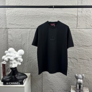 P75 Gu* 古驰* 2026春夏新款 双G胸前Gucci字母. 刺绣工艺 短袖T恤 定制双纱平纹纯棉面料 男女同款 颜色：黑色 杏色 花灰色 尺码： S （90-130斤） M （120-150斤） L （140-165斤） XL （160-180斤） XXL （180-210斤）