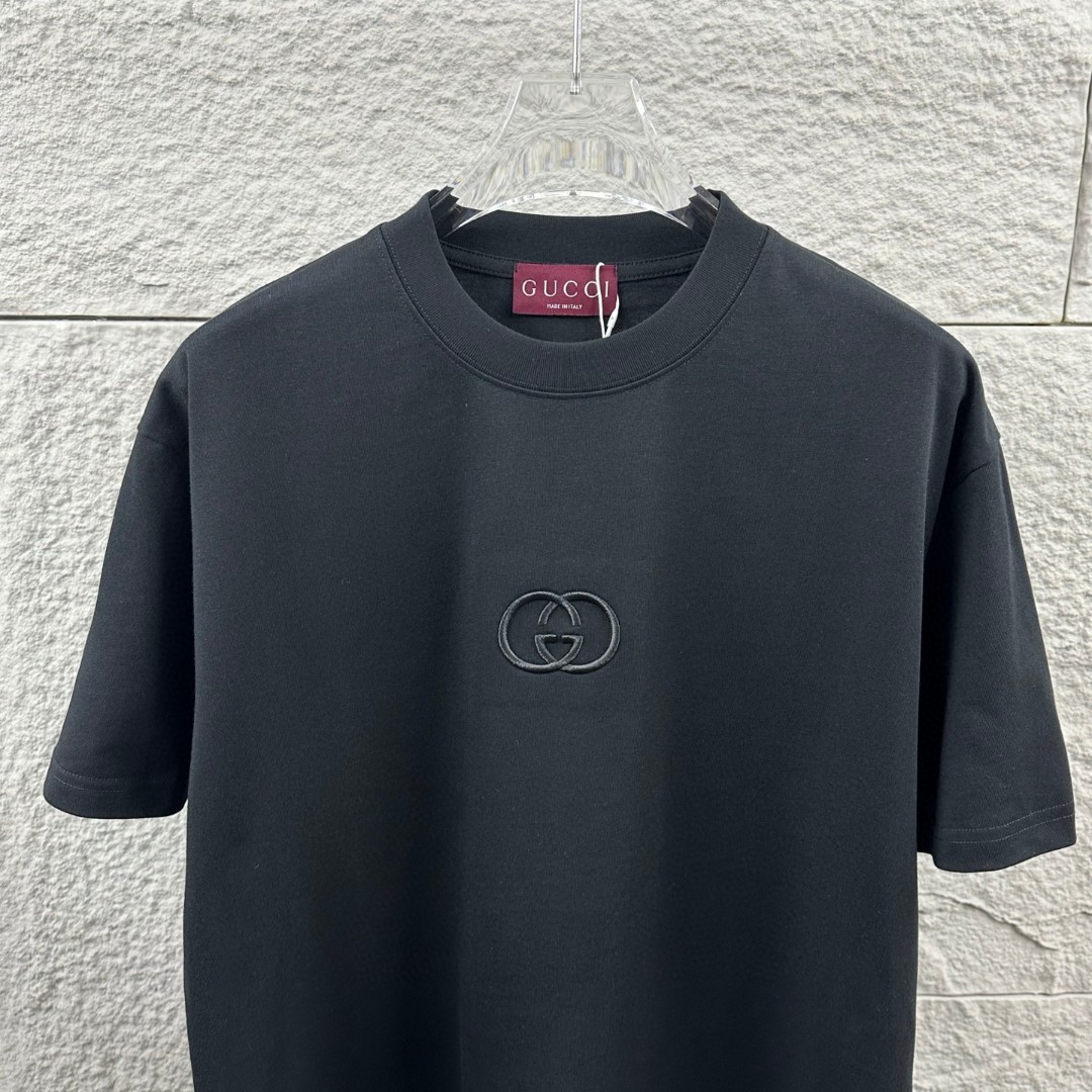 weigou_207443_2_288d562a1c P75 Gu* 古驰* 2026春夏新款 双G胸前Gucci字母. 刺绣工艺 短袖T恤 定制双纱平纹纯棉面料 男女同款 颜色:黑色 杏色 花灰色 尺码: S (90-130斤) M (120-150斤) L (140-165斤) XL (160-180斤) XXL (180-210斤)