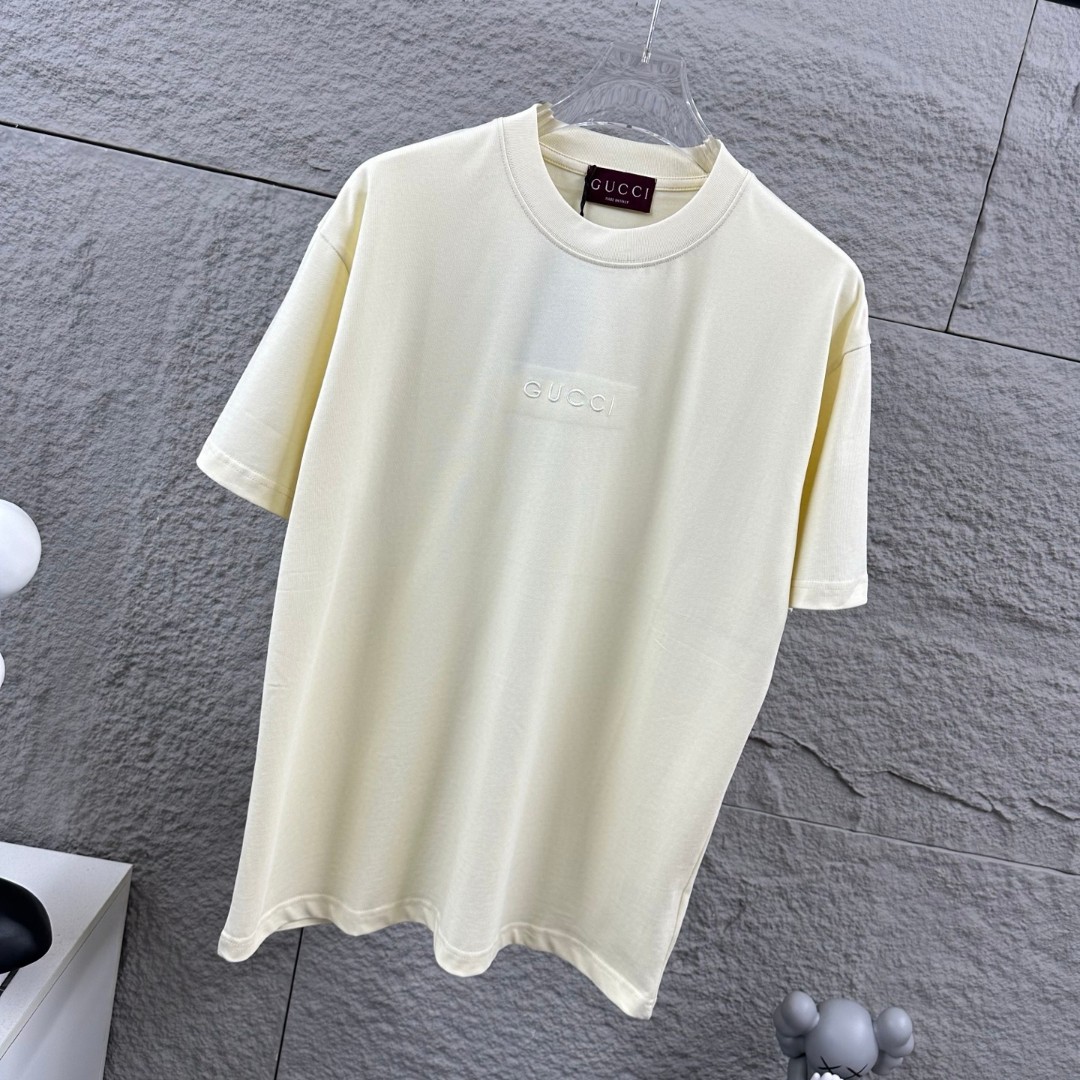 weigou_207530_1_5c24958705 P75 Gu* 古驰* 2026春夏新款 双G胸前Gucci字母. 刺绣工艺 短袖T恤 定制双纱平纹纯棉面料 男女同款 颜色:黑色 杏色 尺码: S (90-130斤) M (120-150斤) L (140-165斤) XL (160-180斤) XXL (180-210斤)