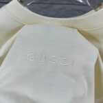 weigou_207530_2_d1e78426d9 P75 Gu* 古驰* 2026春夏新款 双G胸前Gucci字母. 刺绣工艺 短袖T恤 定制双纱平纹纯棉面料 男女同款 颜色:黑色 杏色 尺码: S (90-130斤) M (120-150斤) L (140-165斤) XL (160-180斤) XXL (180-210斤)
