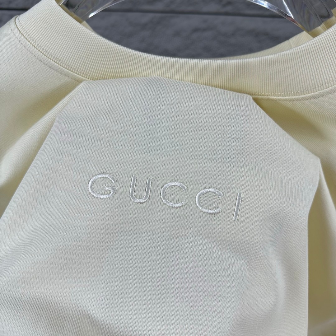weigou_207530_2_d1e78426d9 P75 Gu* 古驰* 2026春夏新款 双G胸前Gucci字母. 刺绣工艺 短袖T恤 定制双纱平纹纯棉面料 男女同款 颜色:黑色 杏色 尺码: S (90-130斤) M (120-150斤) L (140-165斤) XL (160-180斤) XXL (180-210斤)