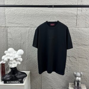 P75 Gu* 古驰* 2026春夏新款 双G胸前Gucci字母. 刺绣工艺 短袖T恤 定制双纱平纹纯棉面料 男女同款 颜色：黑色 杏色 尺码： S （90-130斤） M （120-150斤） L （140-165斤） XL （160-180斤） XXL （180-210斤）