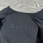 weigou_207565_2_7767b8980e P75 Gu* 古驰* 2026春夏新款 双G胸前Gucci字母. 刺绣工艺 短袖T恤 定制双纱平纹纯棉面料 男女同款 颜色:黑色 杏色 尺码: S (90-130斤) M (120-150斤) L (140-165斤) XL (160-180斤) XXL (180-210斤)