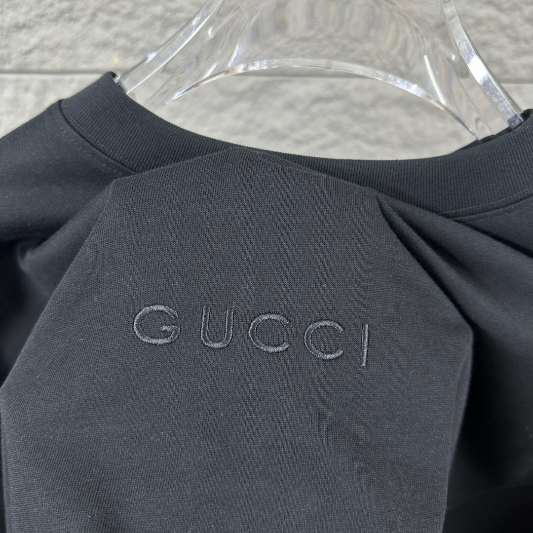 weigou_207565_2_7767b8980e P75 Gu* 古驰* 2026春夏新款 双G胸前Gucci字母. 刺绣工艺 短袖T恤 定制双纱平纹纯棉面料 男女同款 颜色:黑色 杏色 尺码: S (90-130斤) M (120-150斤) L (140-165斤) XL (160-180斤) XXL (180-210斤)