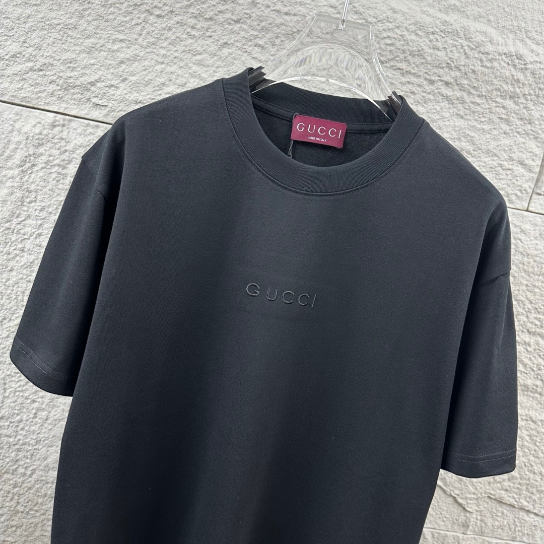 weigou_207565_4_0e0d48dccf P75 Gu* 古驰* 2026春夏新款 双G胸前Gucci字母. 刺绣工艺 短袖T恤 定制双纱平纹纯棉面料 男女同款 颜色:黑色 杏色 尺码: S (90-130斤) M (120-150斤) L (140-165斤) XL (160-180斤) XXL (180-210斤)