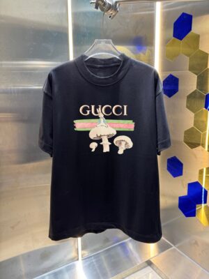 P70 GUCC* 古驰 2026春夏新款 个性字母印花工艺设计 高端版本！透气舒适度高，定制双纱平纹纯棉面料 宽松版短袖圆领T恤 男女同款 吊牌 领标 洗水唛 三标齐全 颜色: 黑色 白色 杏色 紫色 尺码：S M L XL XXL