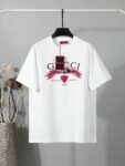 P80 【独家品质】 -GUCC 2026新款短袖T恤，采用300g高克重纯棉，柔软舒适，品牌辨识度超高计。版型简约百搭，日常休闲都能轻松驾驭，无论单穿还是内搭都很出彩。 颜色：黑色 白色 男女同款 码数：S-XL