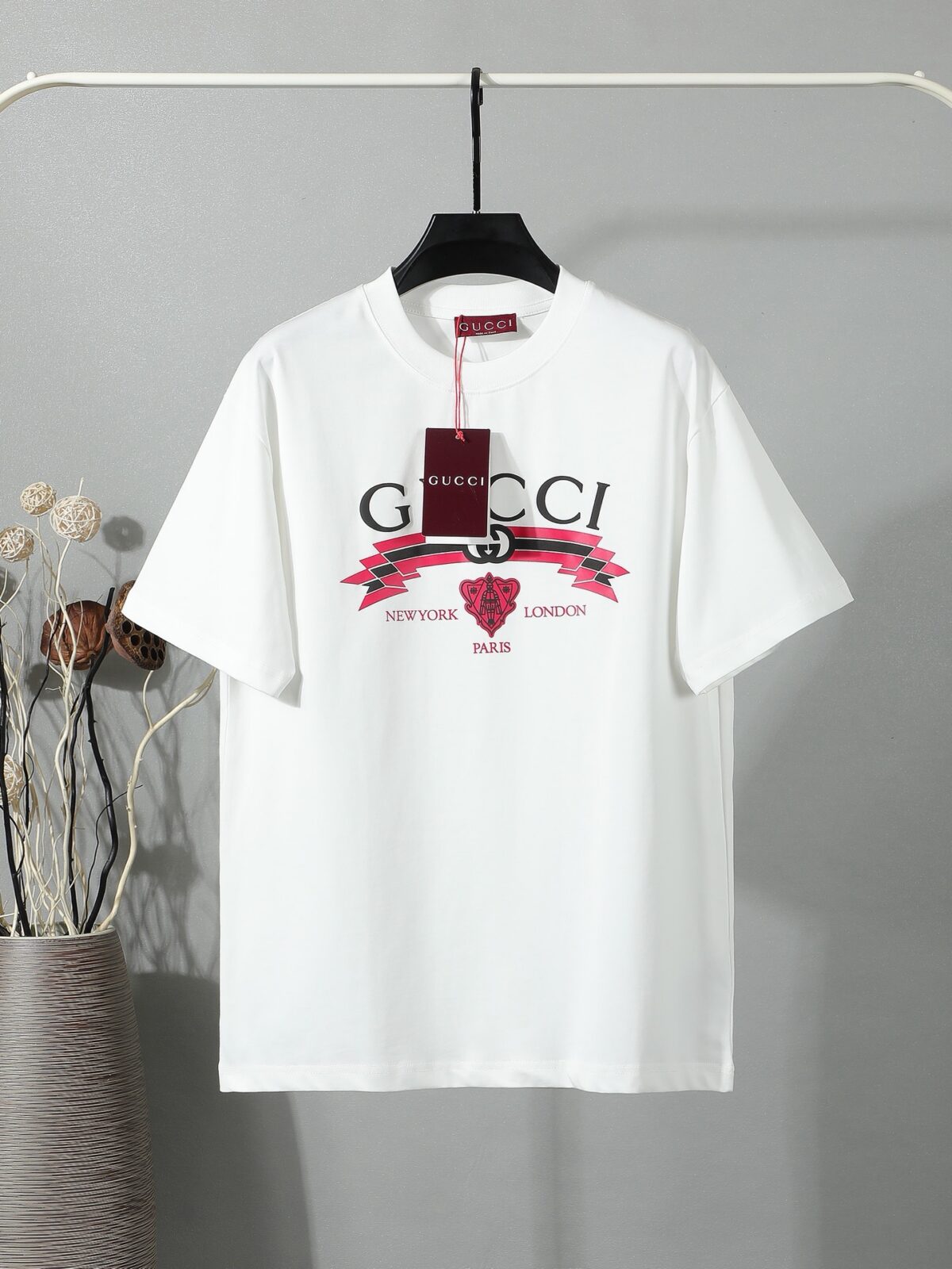 P80 【独家品质】 -GUCC 2026新款短袖T恤，采用300g高克重纯棉，柔软舒适，品牌辨识度超高计。版型简约百搭，日常休闲都能轻松驾驭，无论单穿还是内搭都很出彩。 颜色：黑色 白色 男女同款 码数：S-XL