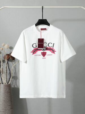 P80 【独家品质】 -GUCC 2026新款短袖T恤，采用300g高克重纯棉，柔软舒适，品牌辨识度超高计。版型简约百搭，日常休闲都能轻松驾驭，无论单穿还是内搭都很出彩。 颜色：黑色 白色 男女同款 码数：S-XL