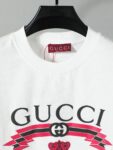 P80 【独家品质】 -GUCC 2026新款短袖T恤，采用300g高克重纯棉，柔软舒适，品牌辨识度超高计。版型简约百搭，日常休闲都能轻松驾驭，无论单穿还是内搭都很出彩。 颜色：黑色 白色 男女同款 码数：S-XL