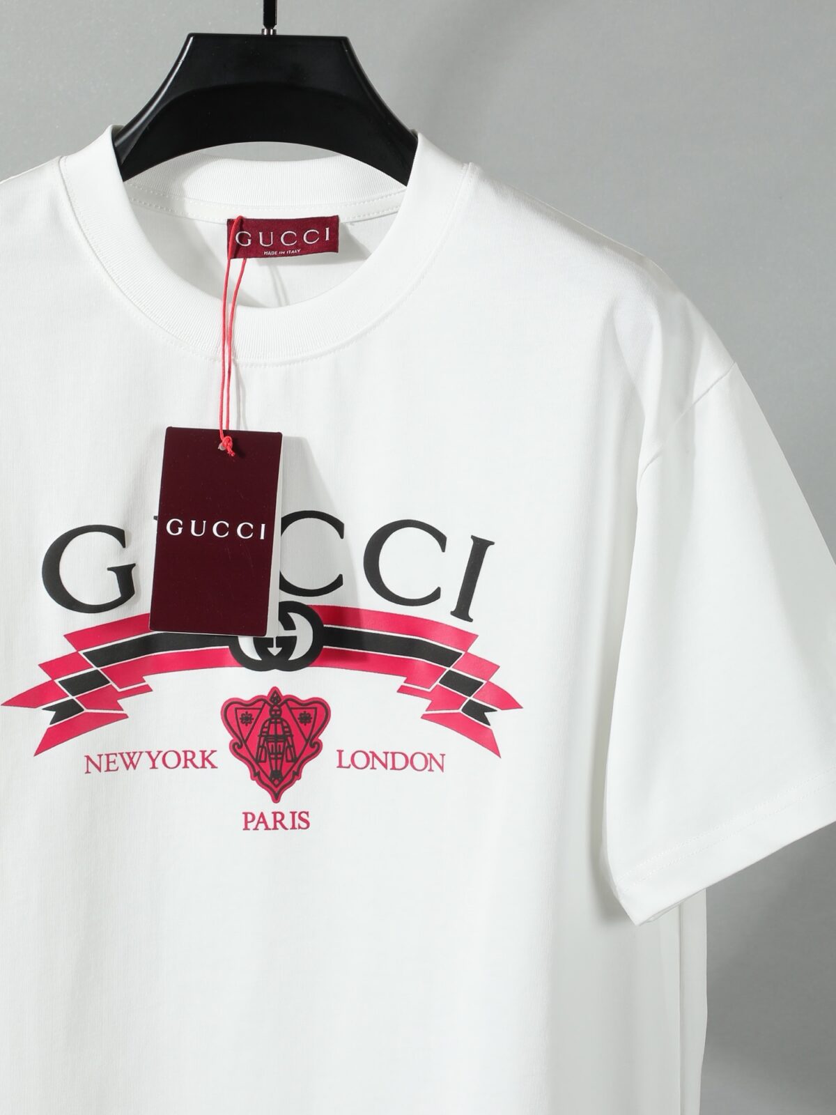 P80 【独家品质】 -GUCC 2026新款短袖T恤，采用300g高克重纯棉，柔软舒适，品牌辨识度超高计。版型简约百搭，日常休闲都能轻松驾驭，无论单穿还是内搭都很出彩。 颜色：黑色 白色 男女同款 码数：S-XL