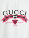 P80 【独家品质】 -GUCC 2026新款短袖T恤，采用300g高克重纯棉，柔软舒适，品牌辨识度超高计。版型简约百搭，日常休闲都能轻松驾驭，无论单穿还是内搭都很出彩。 颜色：黑色 白色 男女同款 码数：S-XL