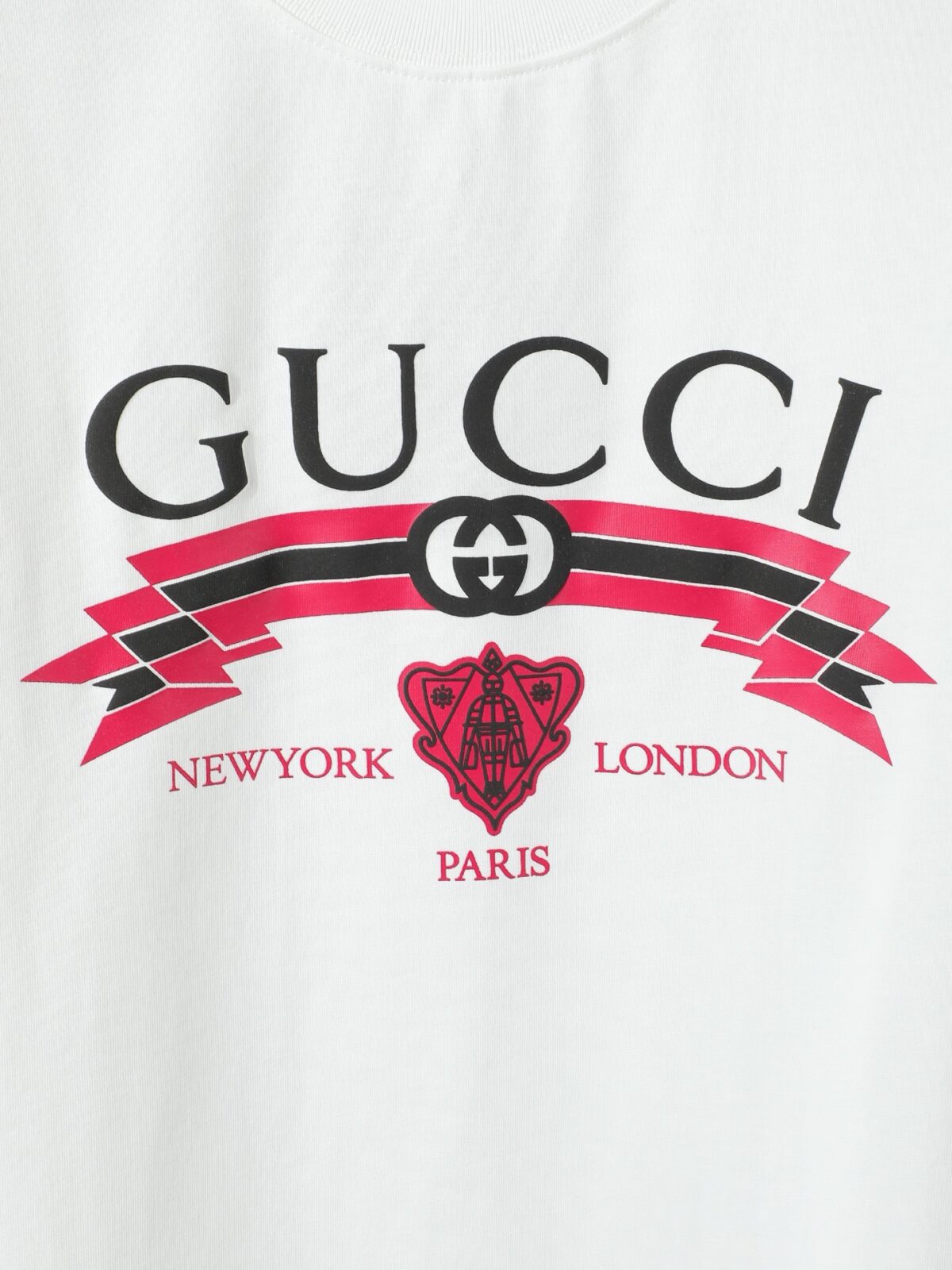 P80 【独家品质】 -GUCC 2026新款短袖T恤，采用300g高克重纯棉，柔软舒适，品牌辨识度超高计。版型简约百搭，日常休闲都能轻松驾驭，无论单穿还是内搭都很出彩。 颜色：黑色 白色 男女同款 码数：S-XL